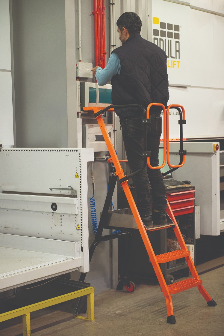 Professionnel utilisant l’escabeau sécurisé et normé PIRL Gardia de Mondelin