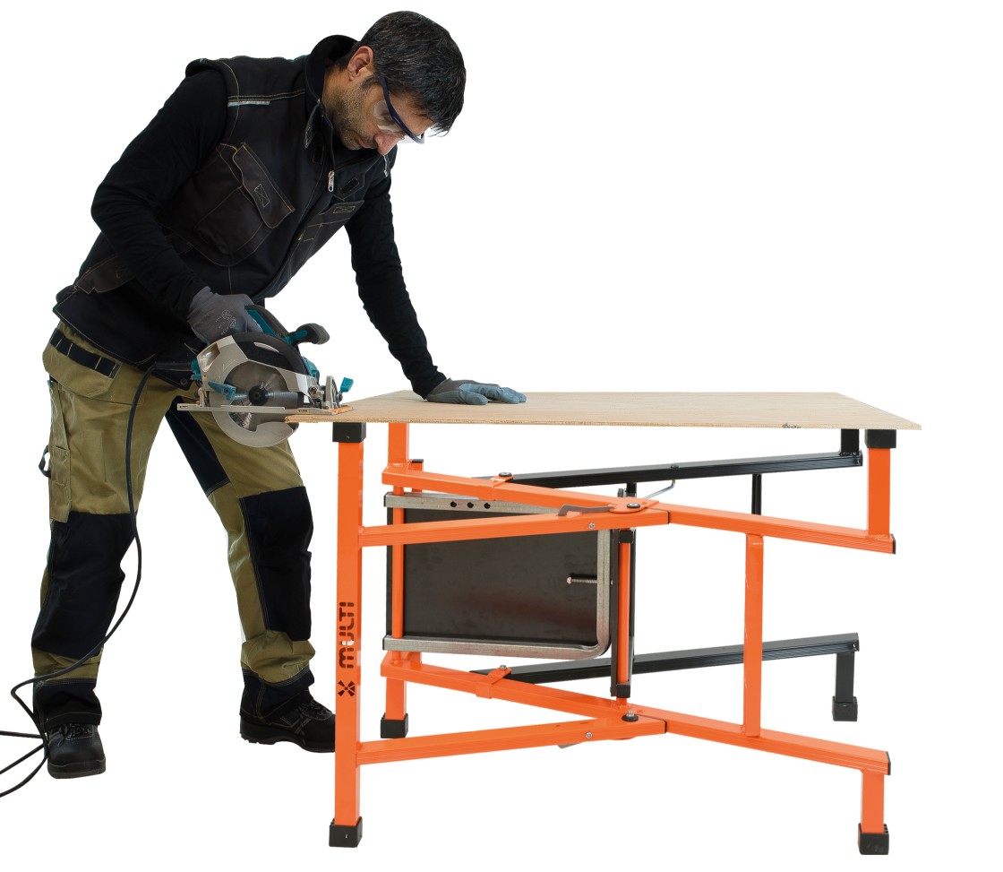 Artisan utilisant le marchepied de chantier Multi, professionnel et multifonction