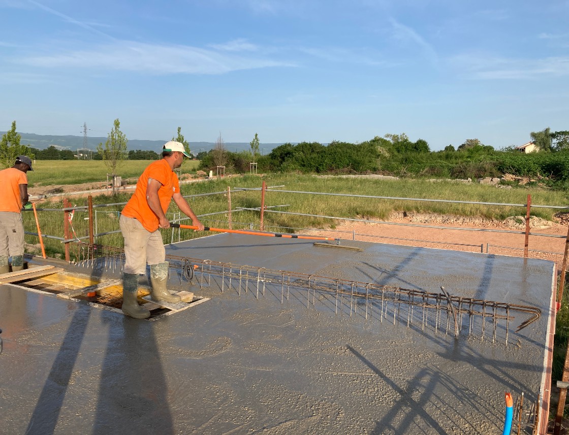 Artisan dallagiste utilisant la lisseuse de dalle béton professionnelle sur perche par Mondelin