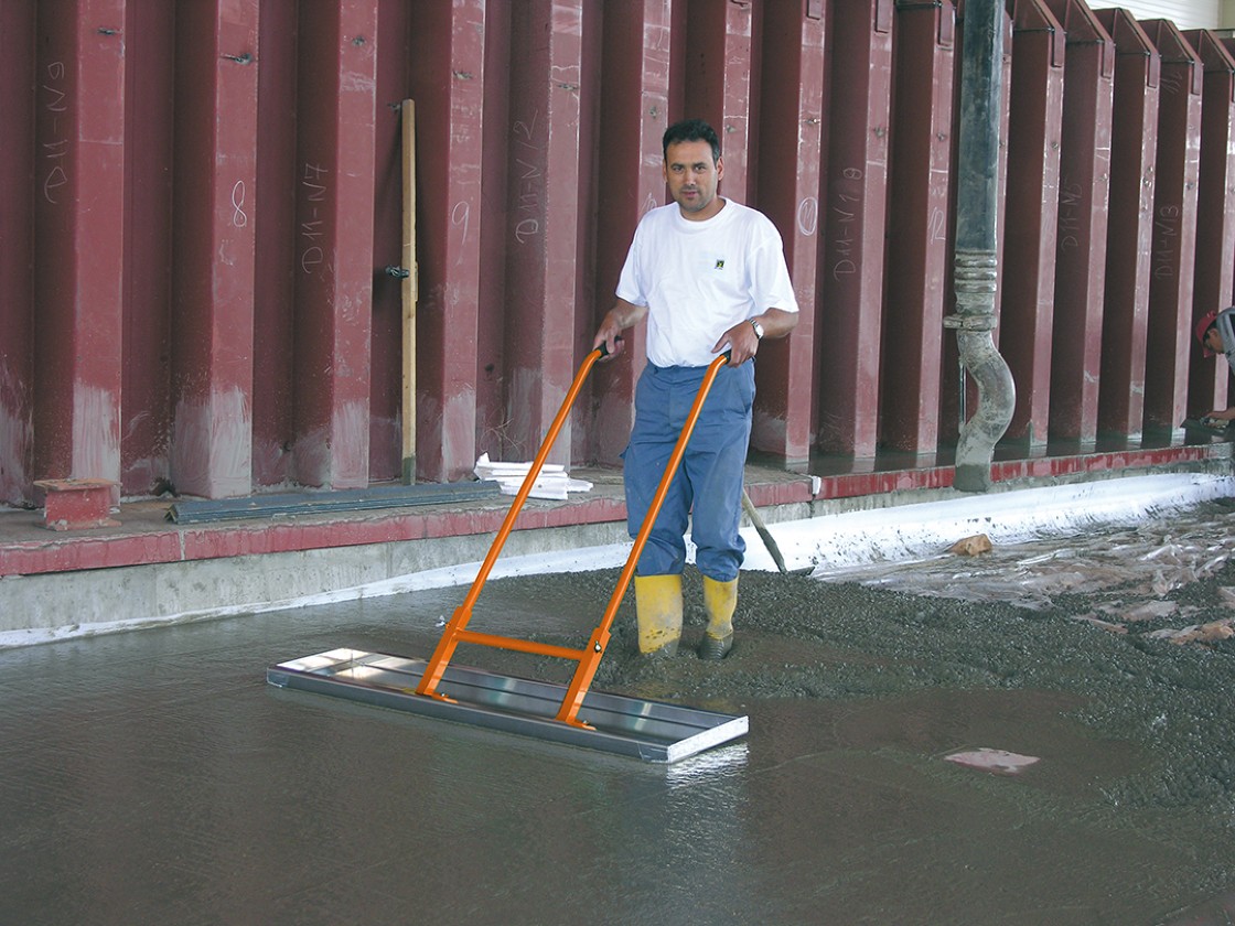 Artisan dallagiste utilisant la lisseuse de dalle béton professionnelle sur perche par Mondelin